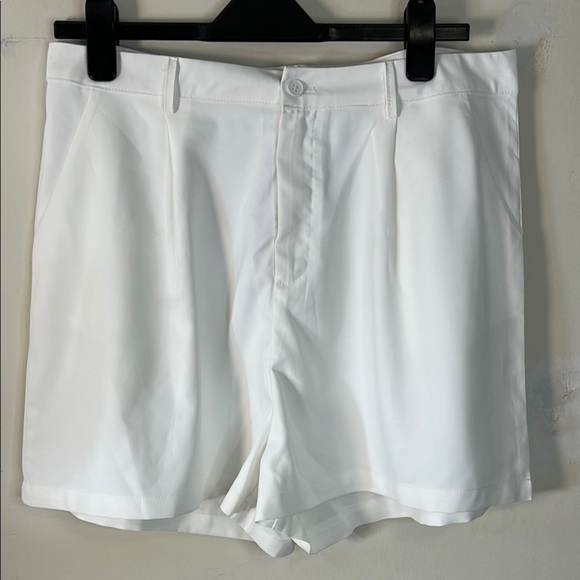 Boohoo Crisp White Tailored Shorts Size 12 - Picture 1 of 7